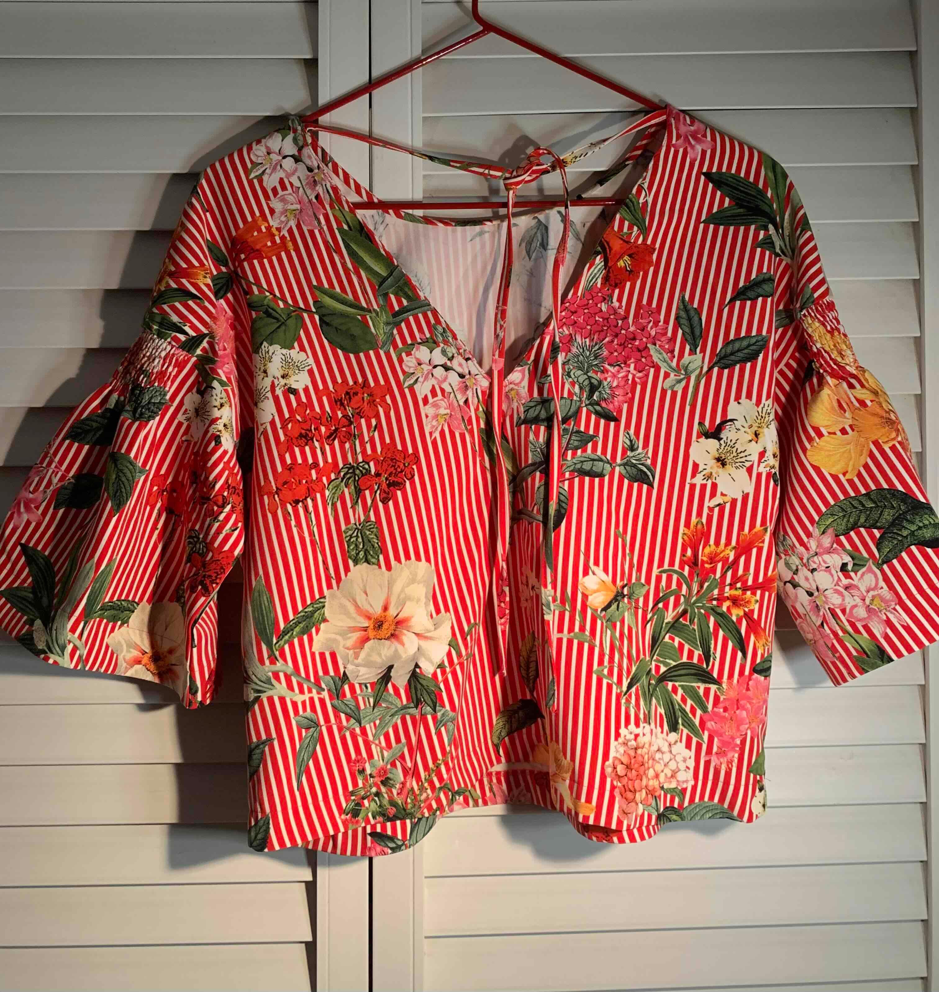 Blusa de rayas rojas con estampado de flores, foto 2 de 2