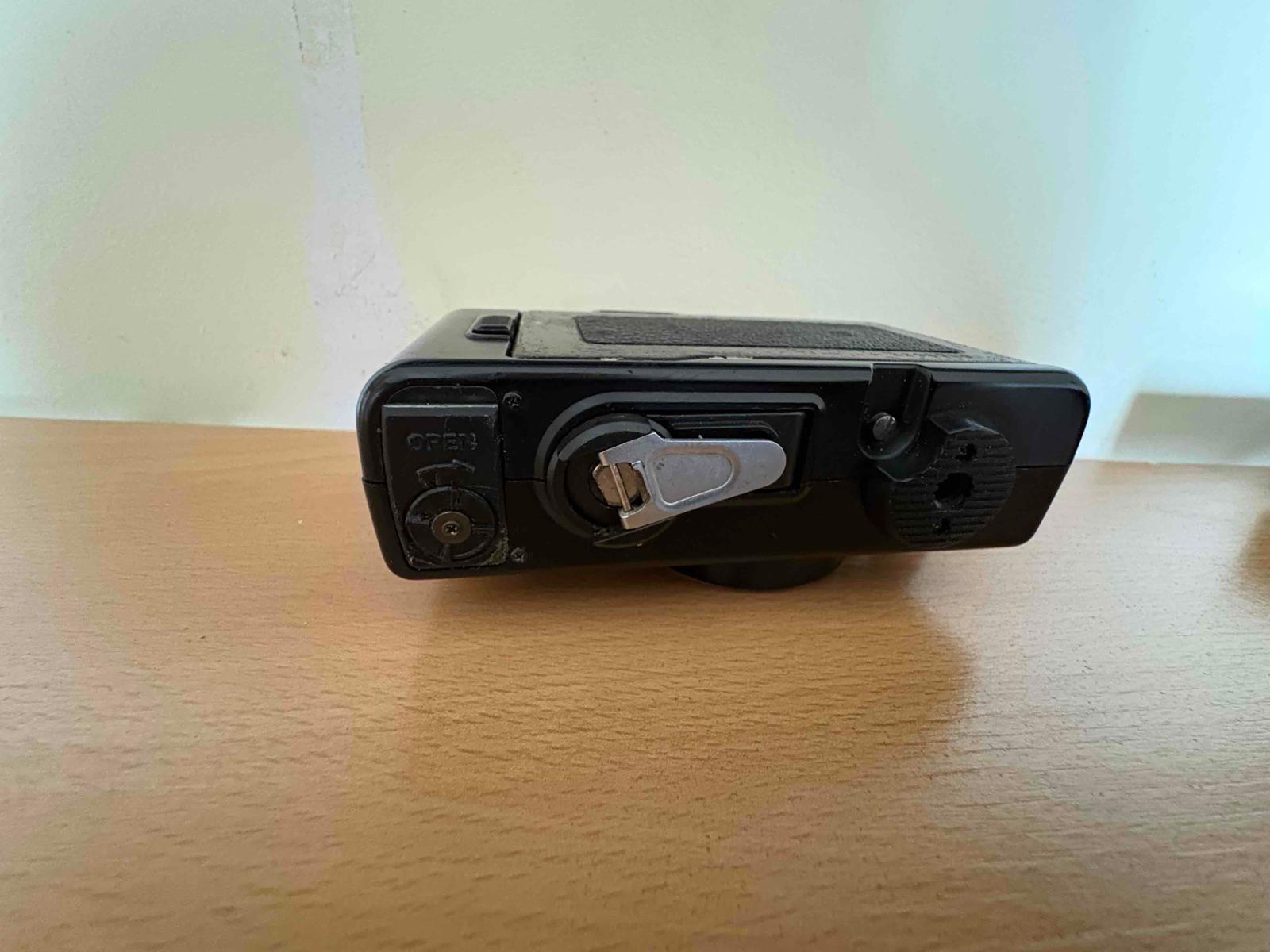 Camara analogica Konica Pop negra, foto 4 de 5