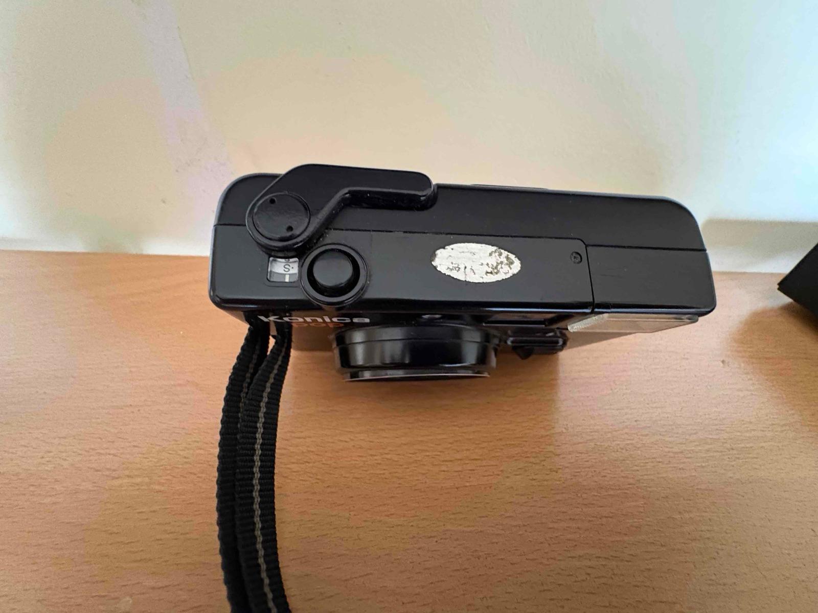 Camara analogica Konica Pop negra, foto 3 de 5