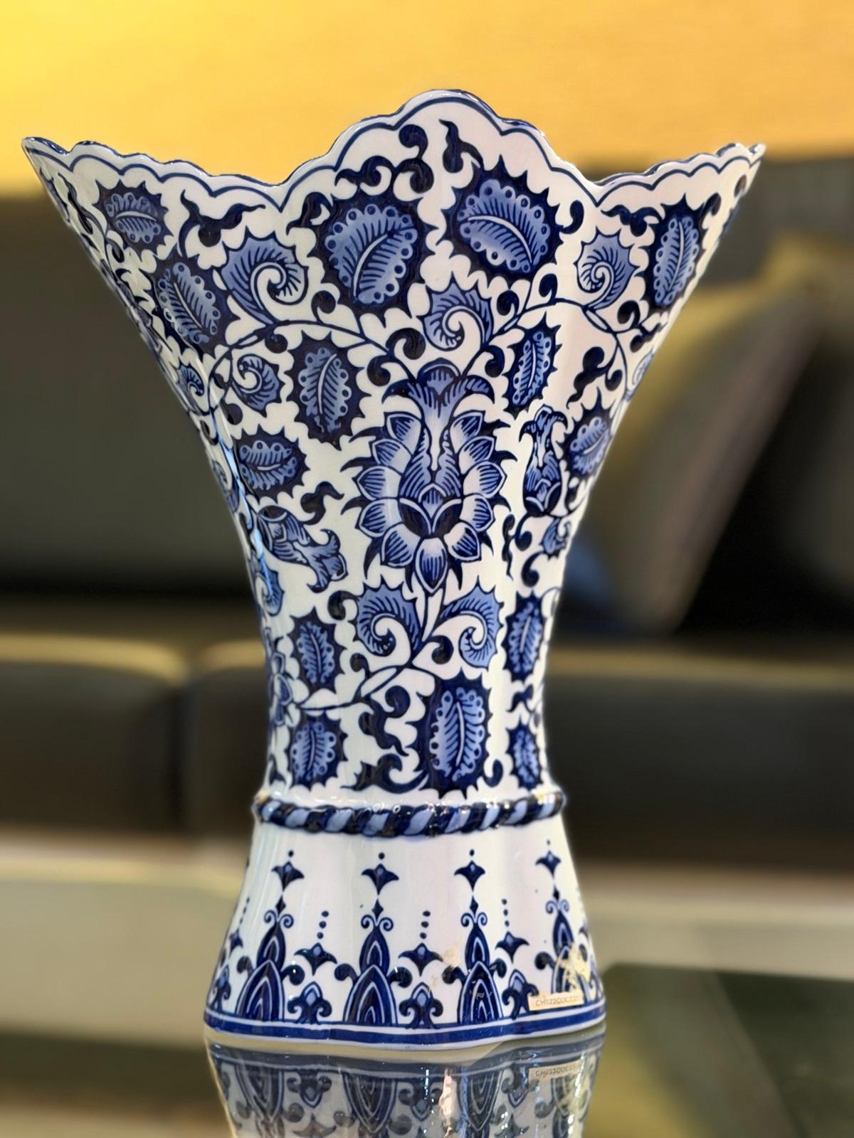 Jarrón de cerámica blanco y azul decorado, foto 2 de 2