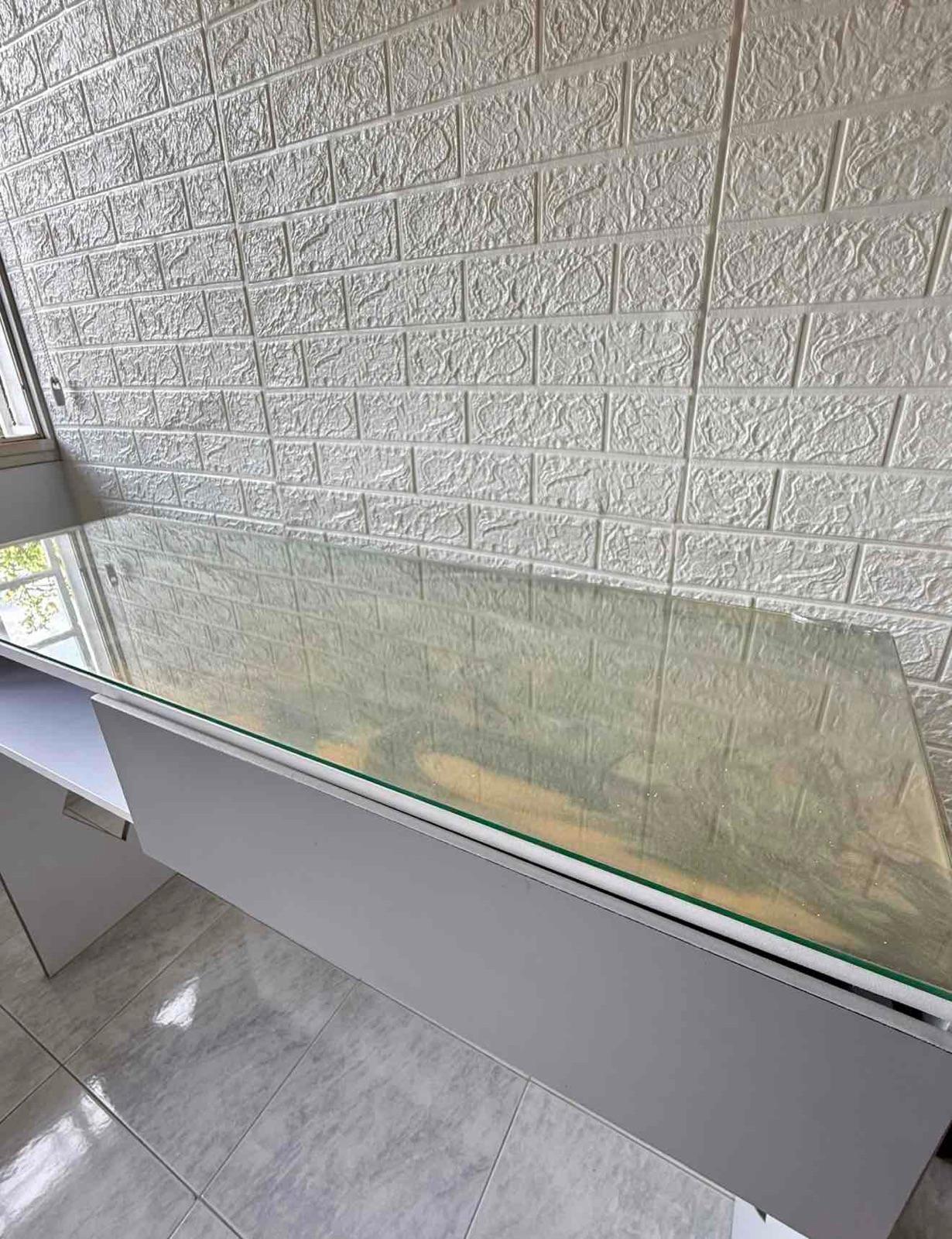 Escritorio blanco y gris con superficie de vidrio, foto 4 de 4