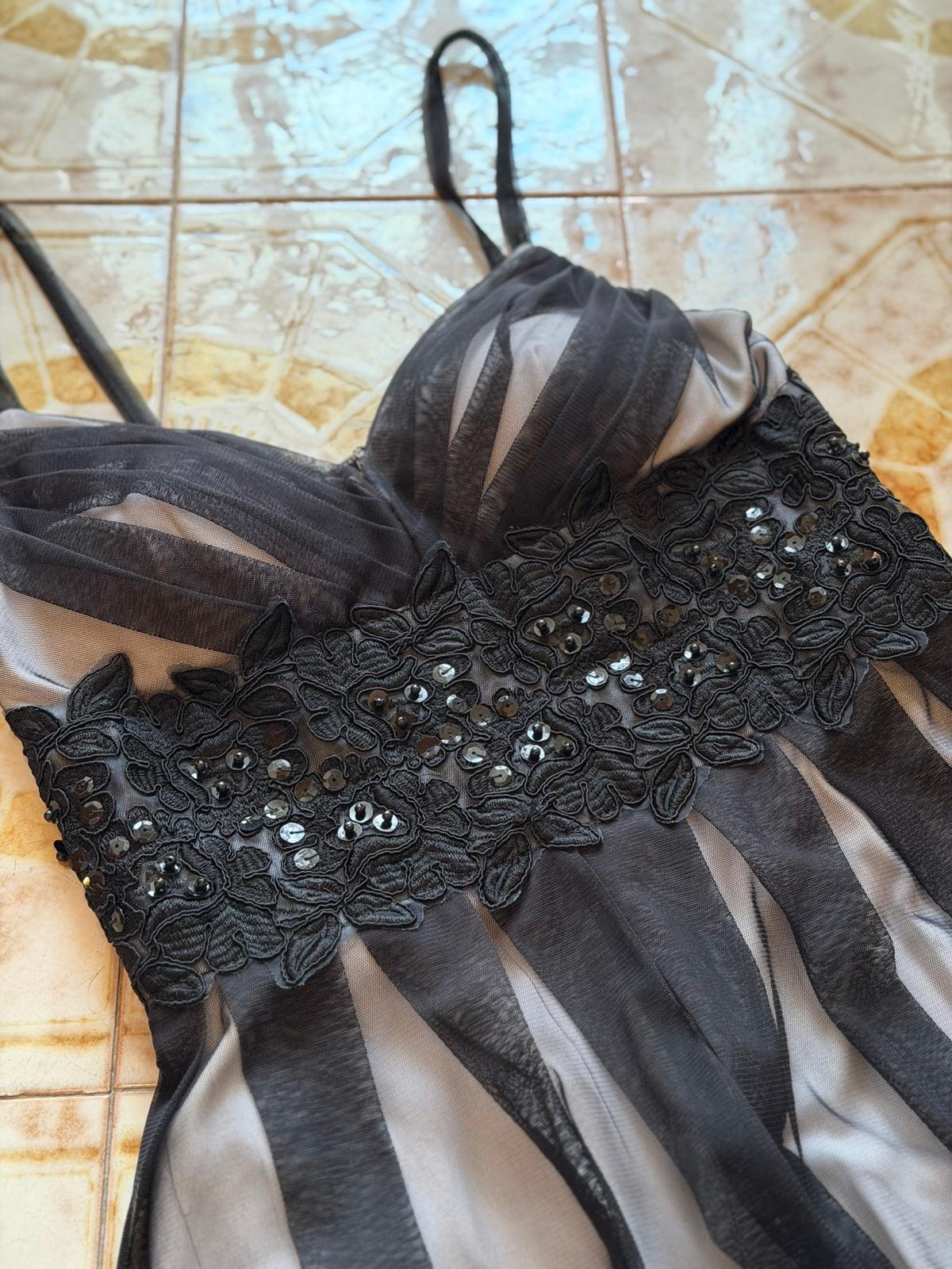 Vestido corto negro con encaje y lentejuelas, foto 3 de 3