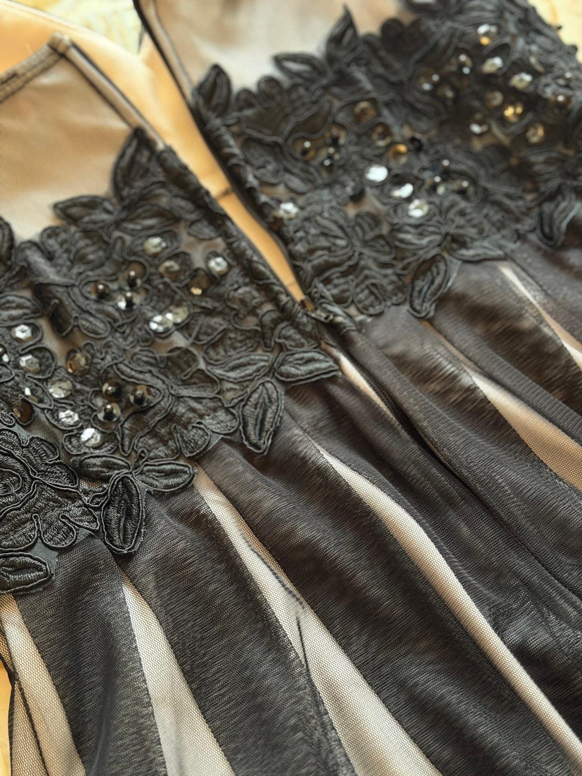 Vestido corto negro con encaje y lentejuelas, foto 2 de 3