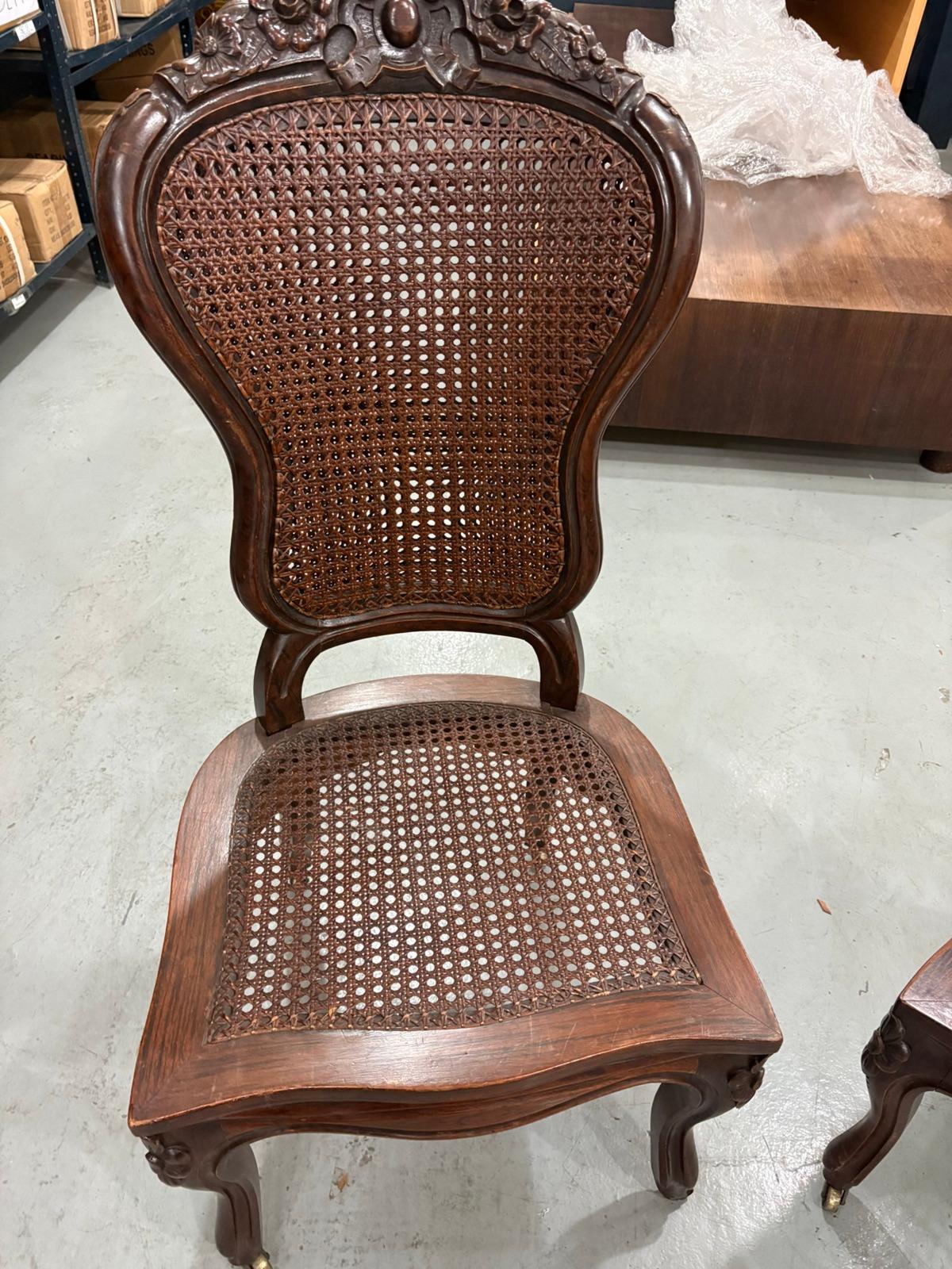 Silla de madera tallada con respaldo y asiento de rejilla, foto 2 de 3