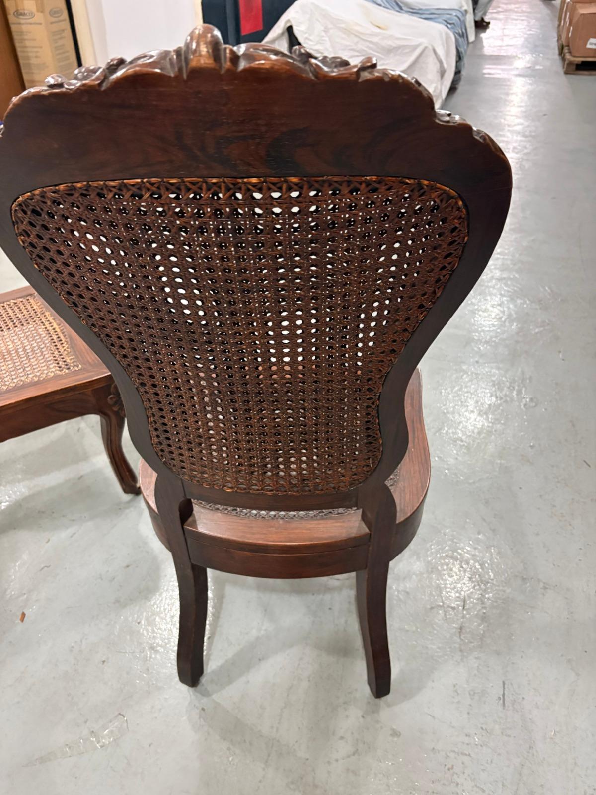 Silla de madera tallada con respaldo y asiento de rejilla, foto 3 de 3