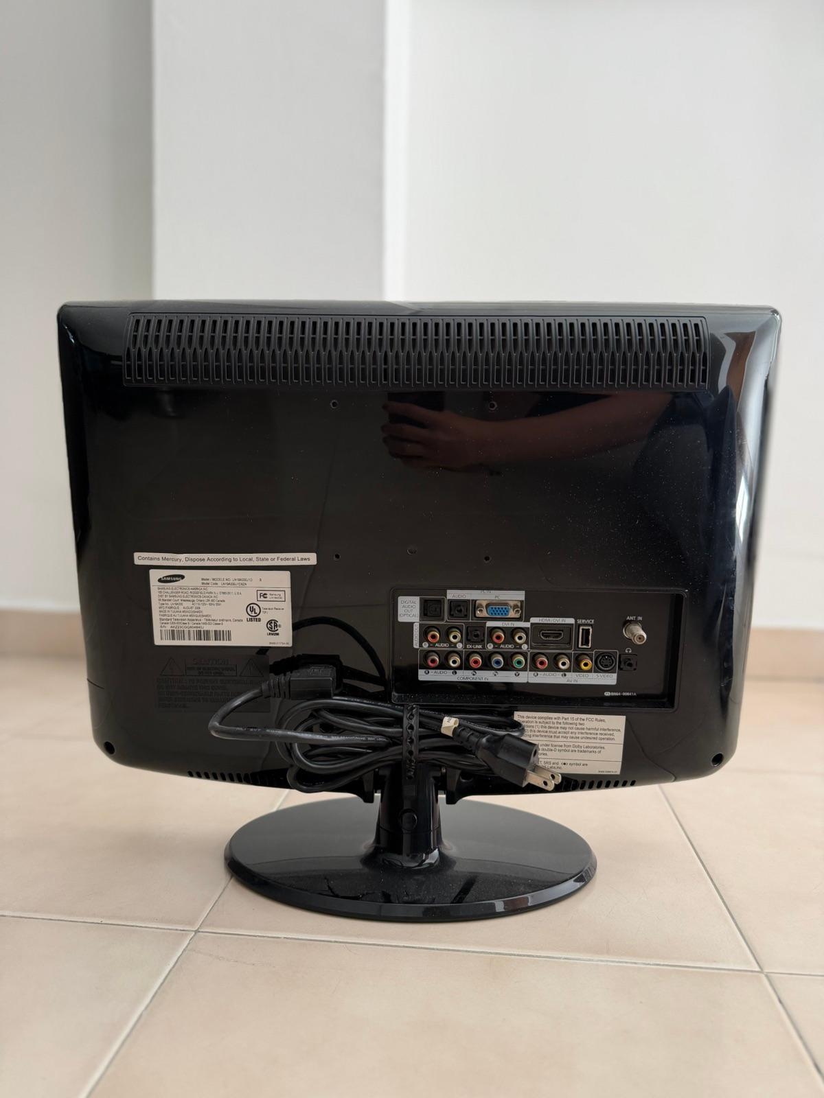 Televisor Samsung LCD de 19 pulgadas con control remoto, foto 2 de 5