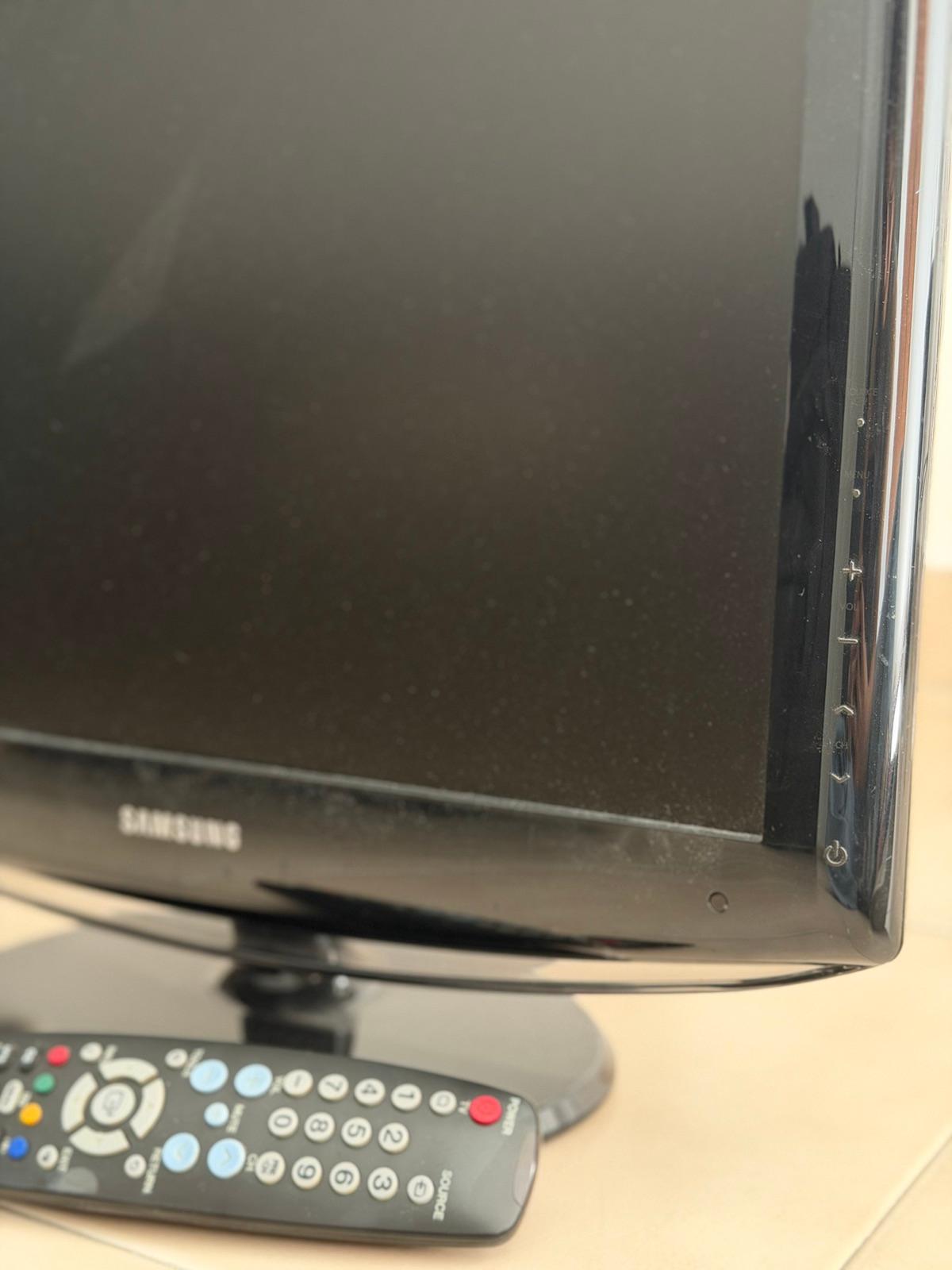 Televisor Samsung LCD de 19 pulgadas con control remoto, foto 5 de 5