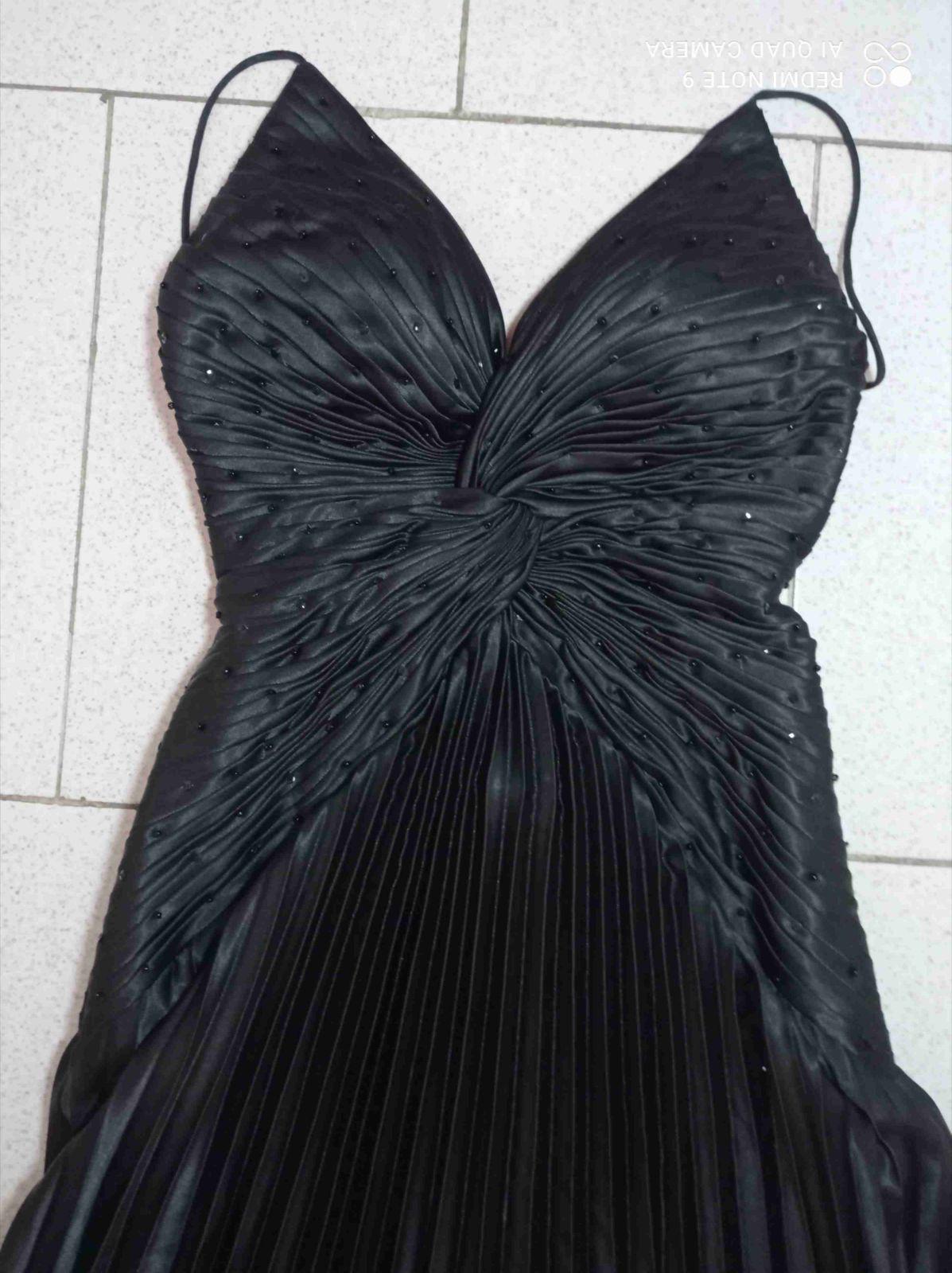 Vestido largo negro de tirantes con pliegues y pedrería, foto 4 de 5
