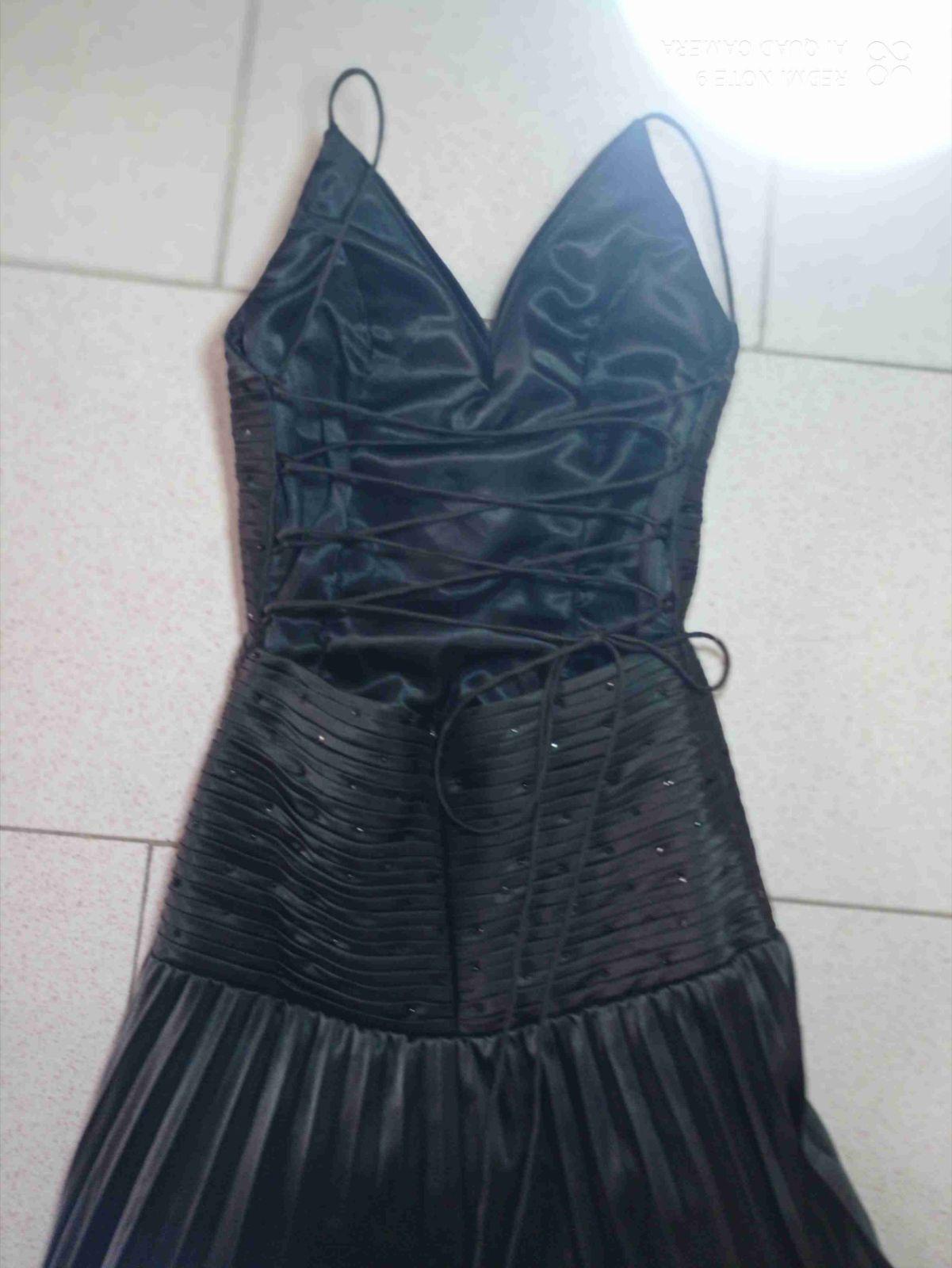 Vestido largo negro de tirantes con pliegues y pedrería, foto 5 de 5