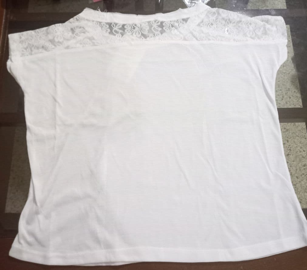 Franela blanca con encaje, foto 2 de 2