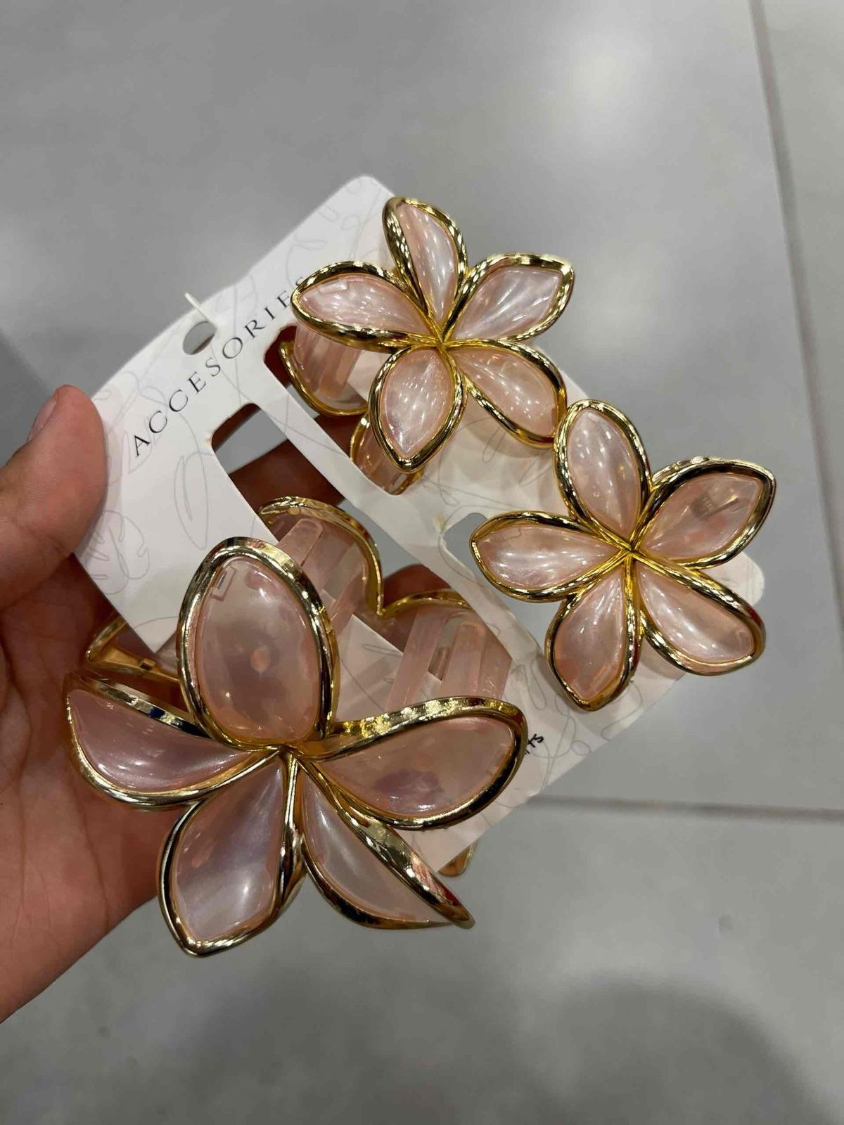 Accesorios para el cabello con diseño de flor rosada y bordes dorados, foto 1 de 1