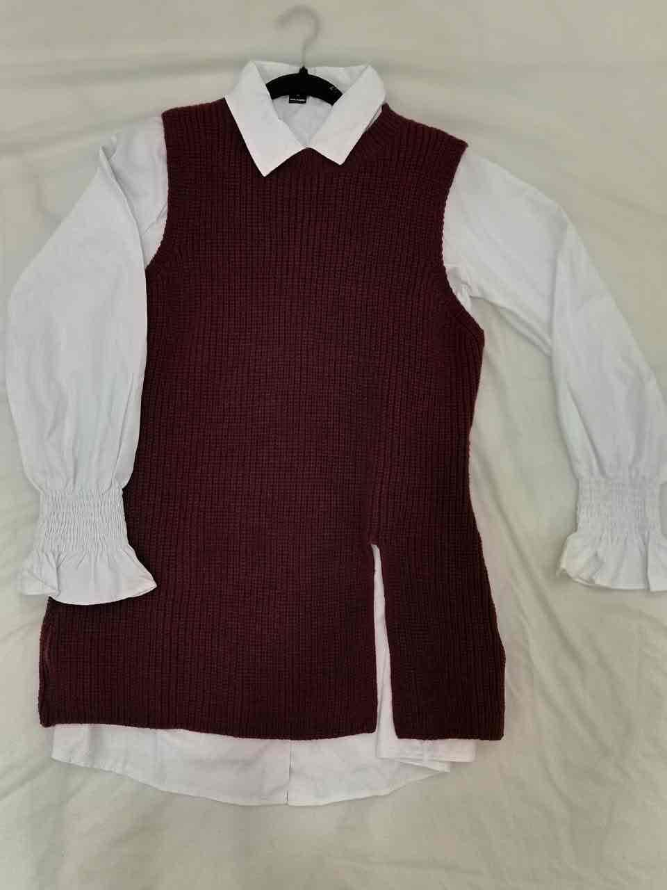 Conjunto de Blusa Blanca y Chaleco Tejido Vinotinto, foto 3 de 3