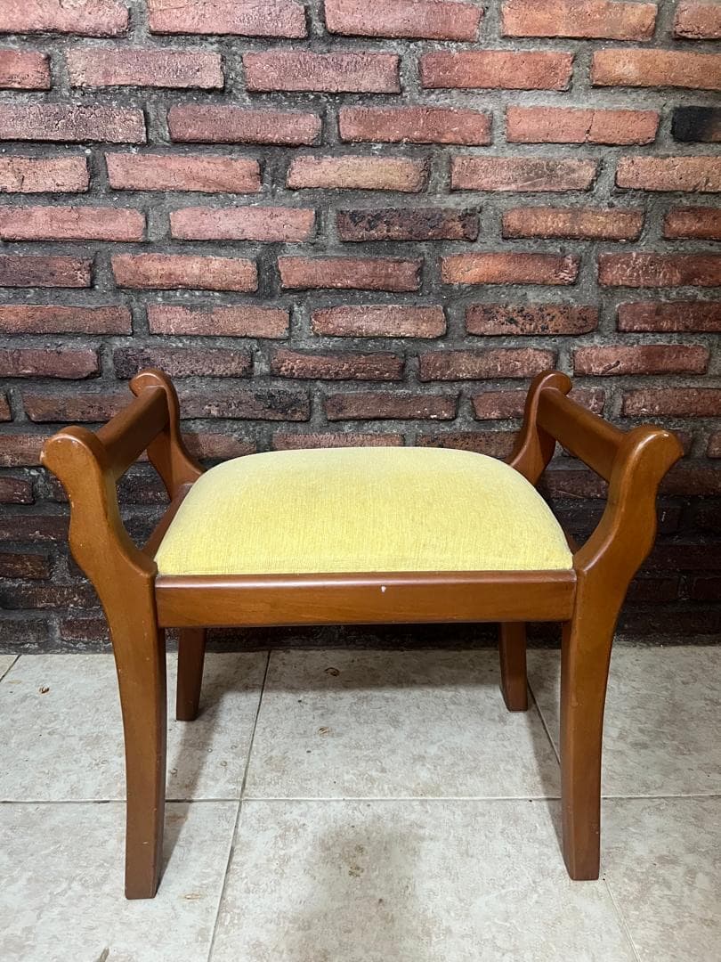 Banqueta de madera con asiento acolchado amarillo, foto 1 de 1