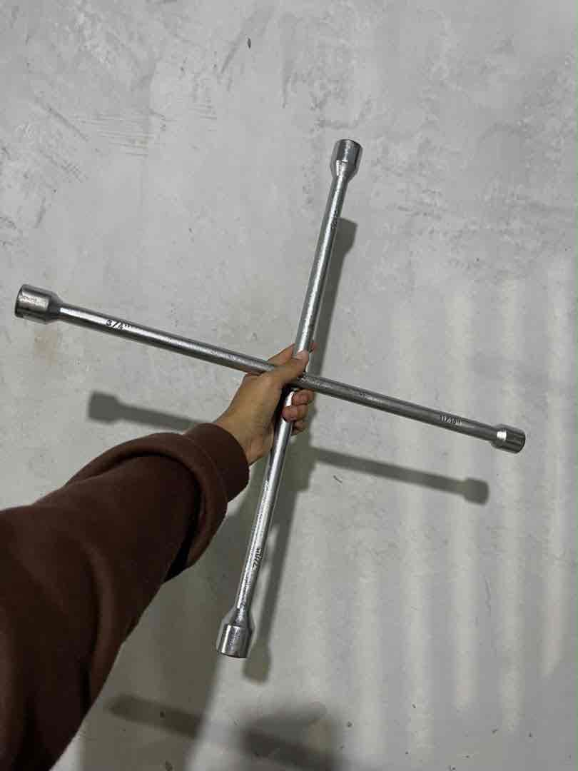 Llave de cruz para vehículos color plateado, foto 2 de 2