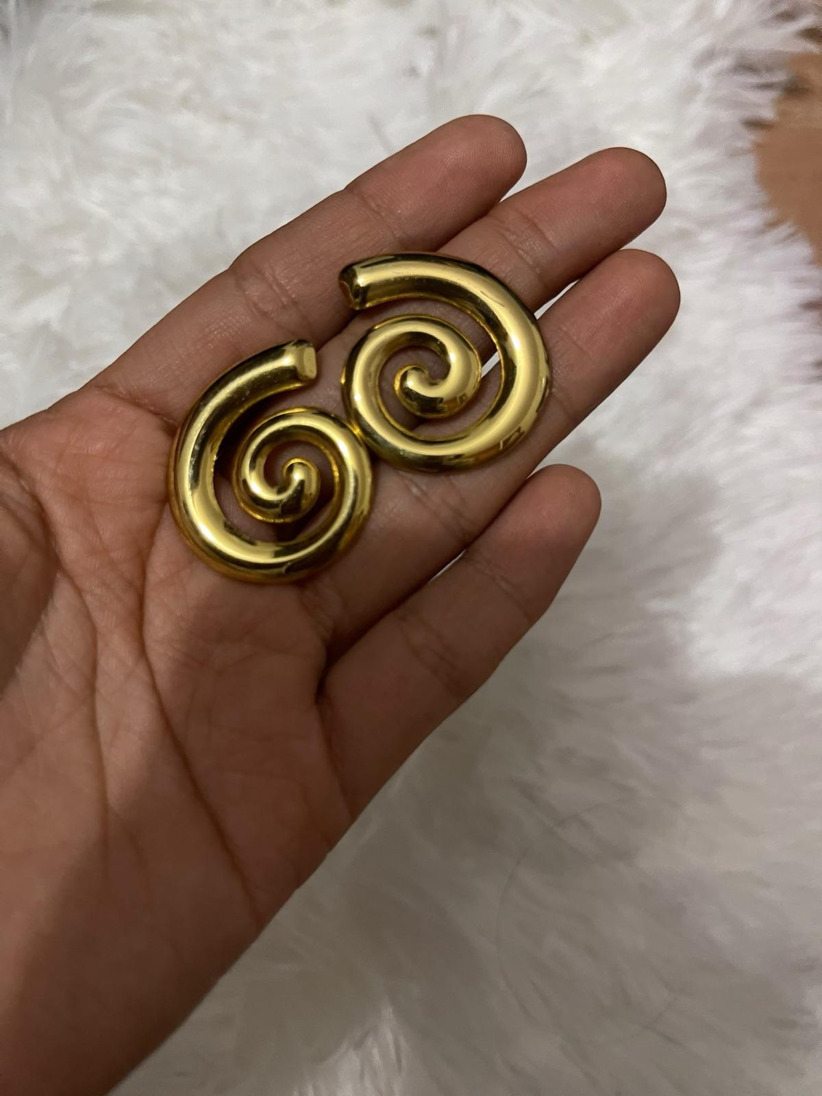 Zarcillos en forma de espiral dorados, foto 1 de 2