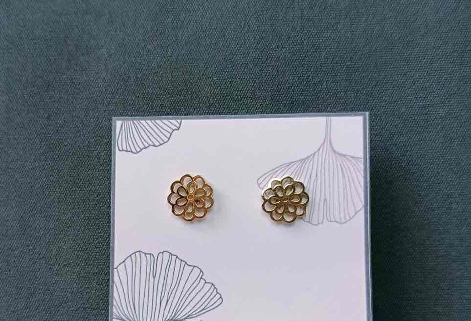 Zarcillos en forma de flor dorados, foto 1 de 1