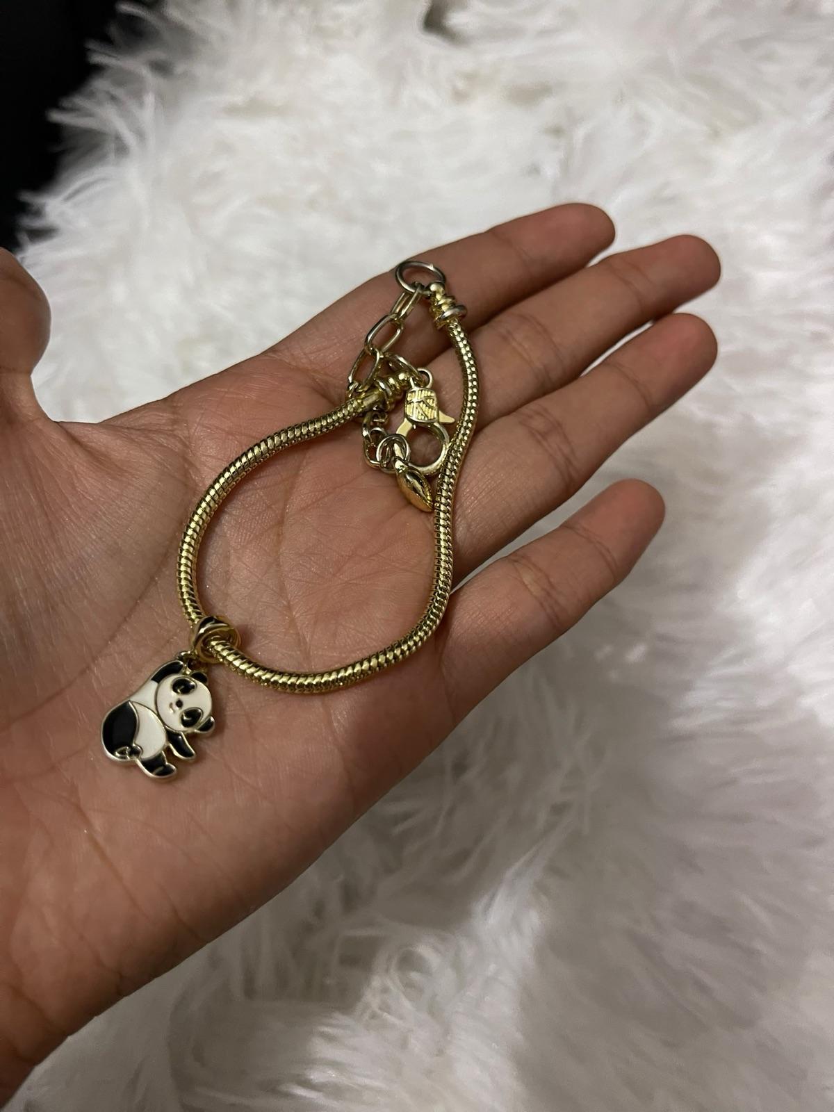 Pulsera dorada con dije de oso panda, foto 1 de 1