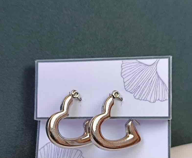 Zarcillos en forma de corazón dorados, foto 1 de 1