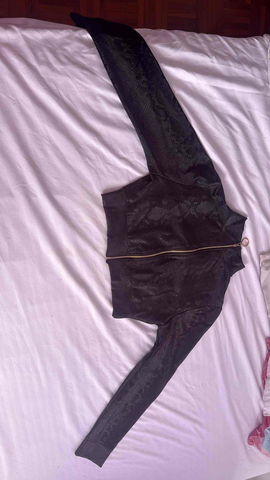Conjunto de chaqueta y pantalón negro con textura, foto 2 de 3