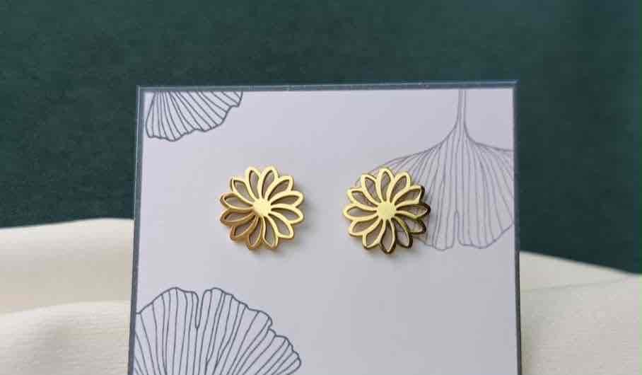 Zarcillos dorados en forma de flor, foto 1 de 1