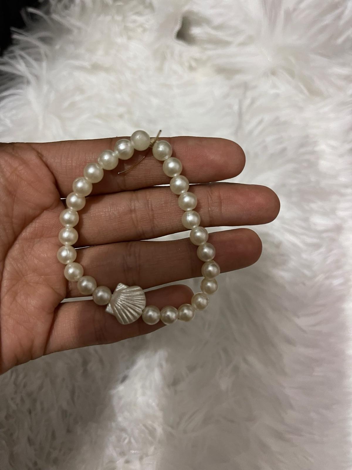 Pulsera de perlas con dije de concha, foto 1 de 1