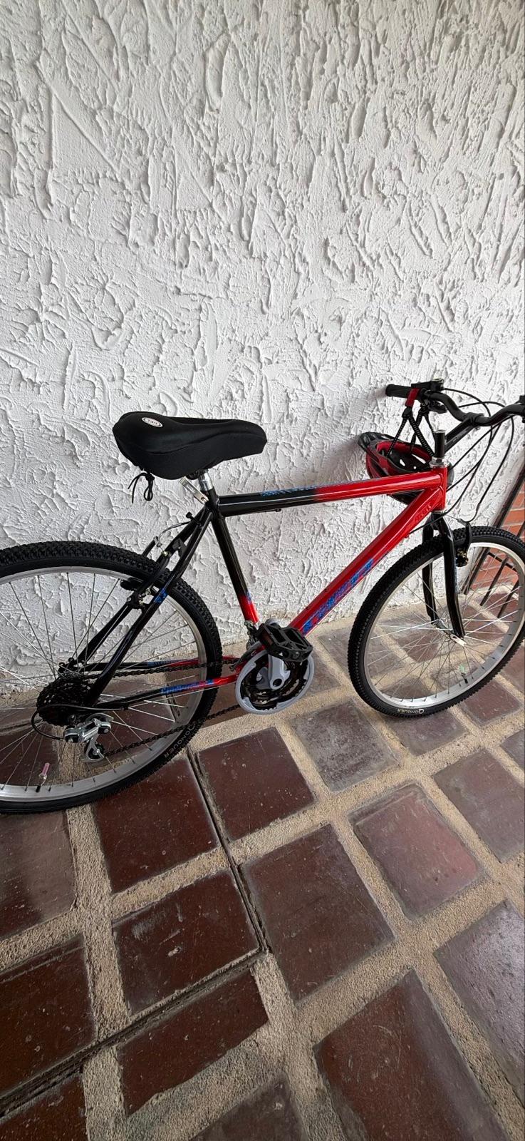 Bicicleta de Ciclismo Roja y Negra, foto 3 de 3