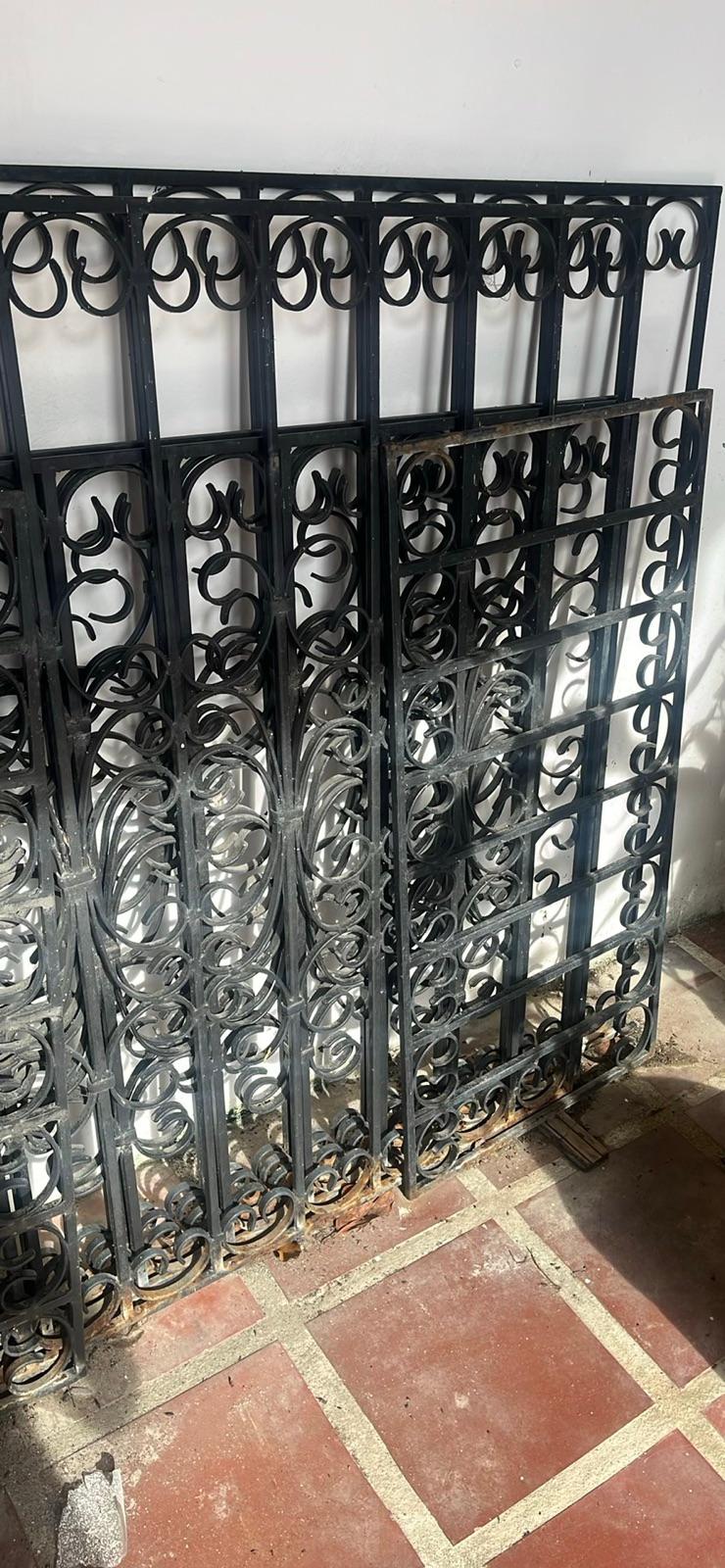 Rejas de metal negras ornamentales, foto 3 de 3