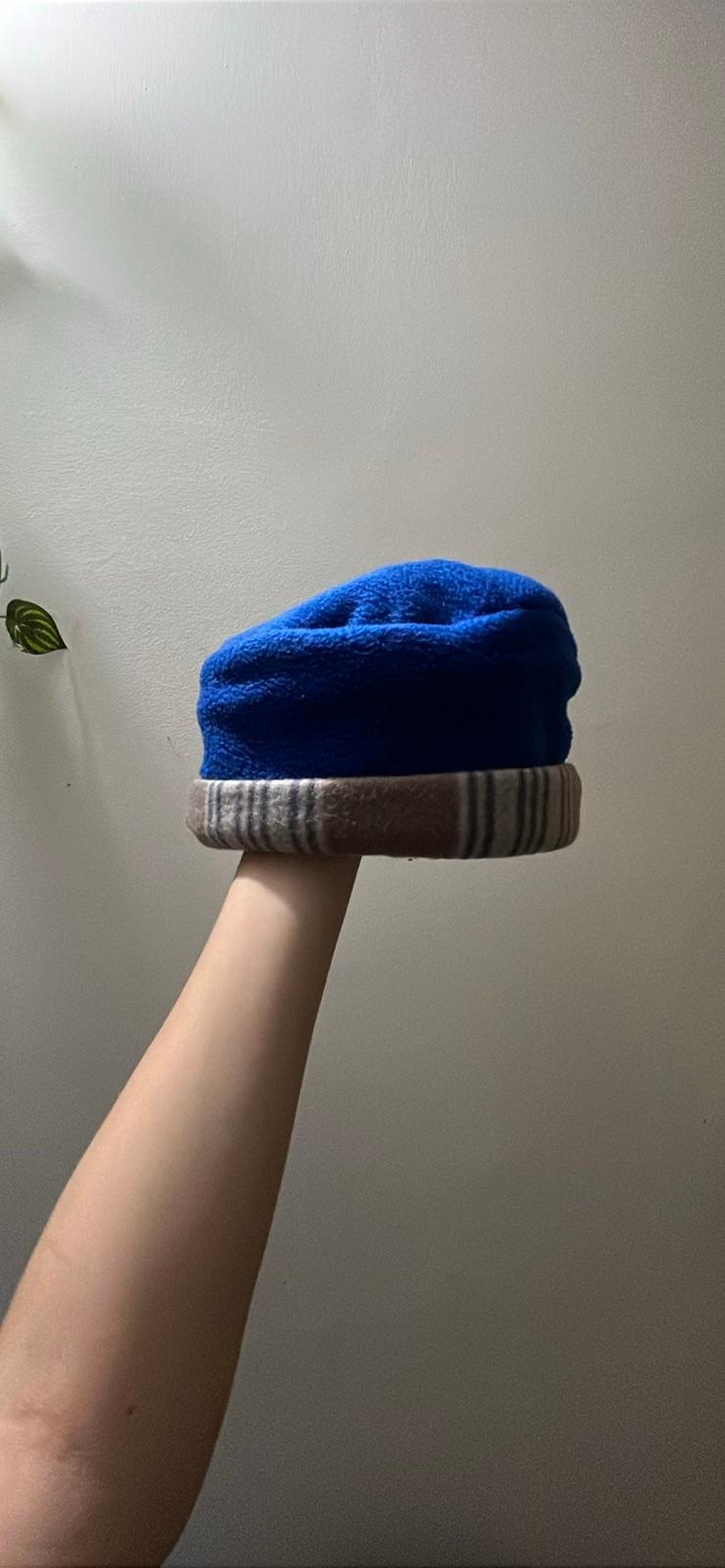 Gorro de polar azul y marrón con rayas, foto 2 de 4