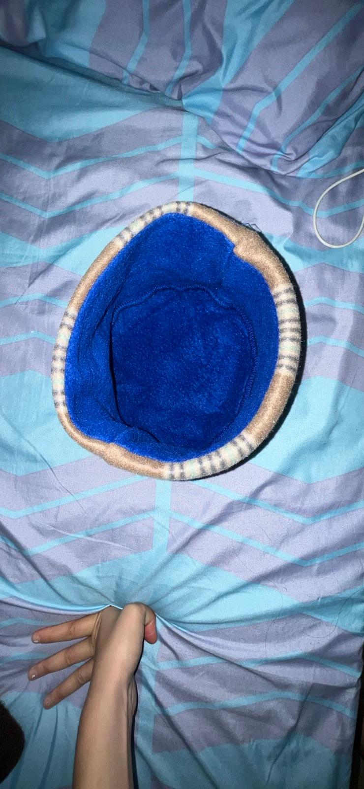Gorro de polar azul y marrón con rayas, foto 3 de 4