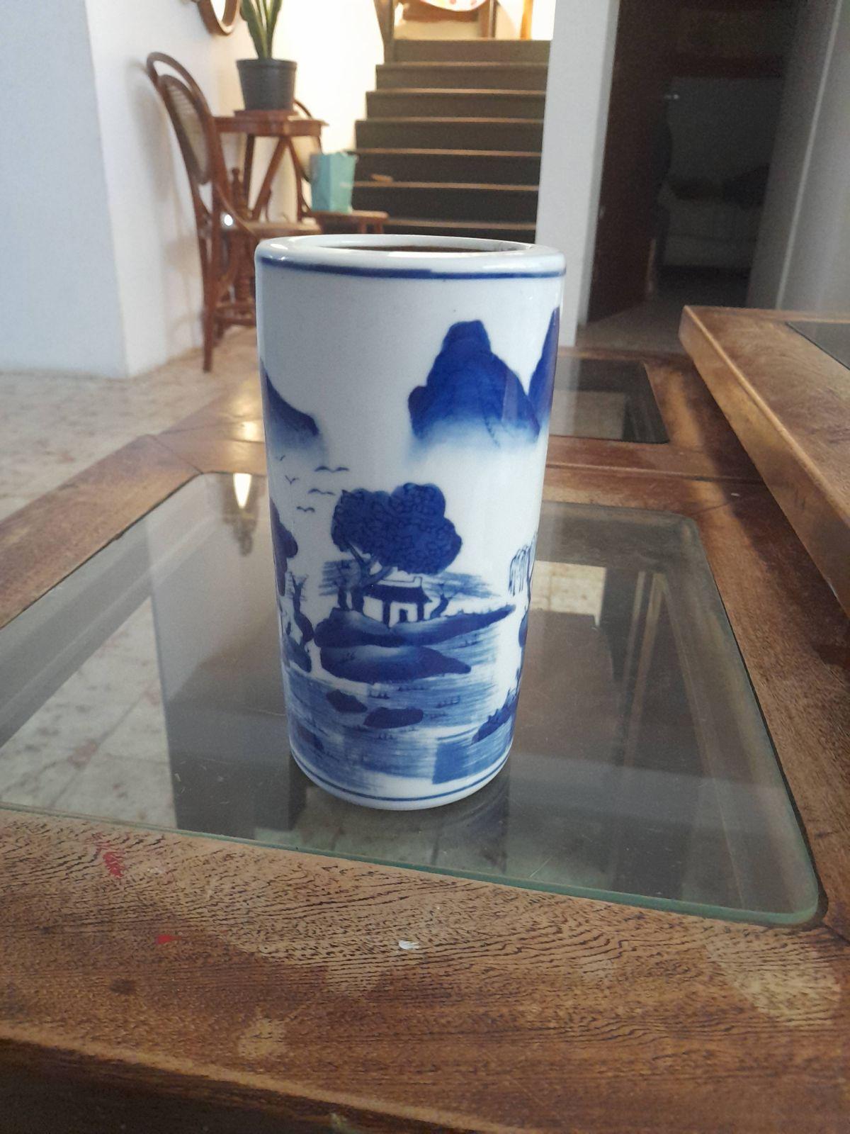 Jarrón cilíndrico de cerámica blanco y azul, foto 2 de 4