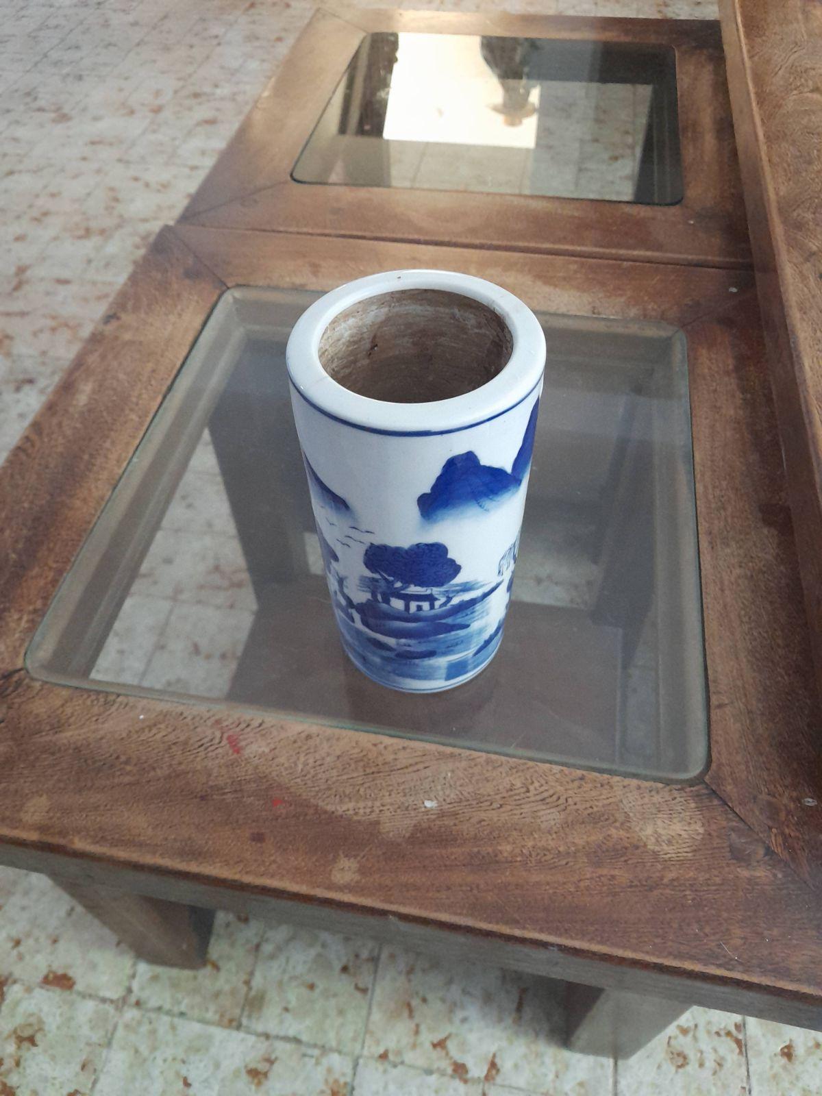 Jarrón cilíndrico de cerámica blanco y azul, foto 3 de 4