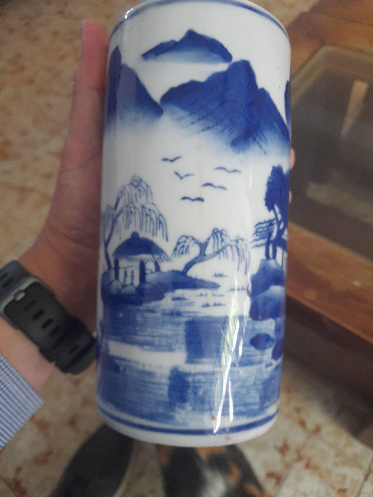 Jarrón cilíndrico de cerámica blanco y azul, foto 4 de 4