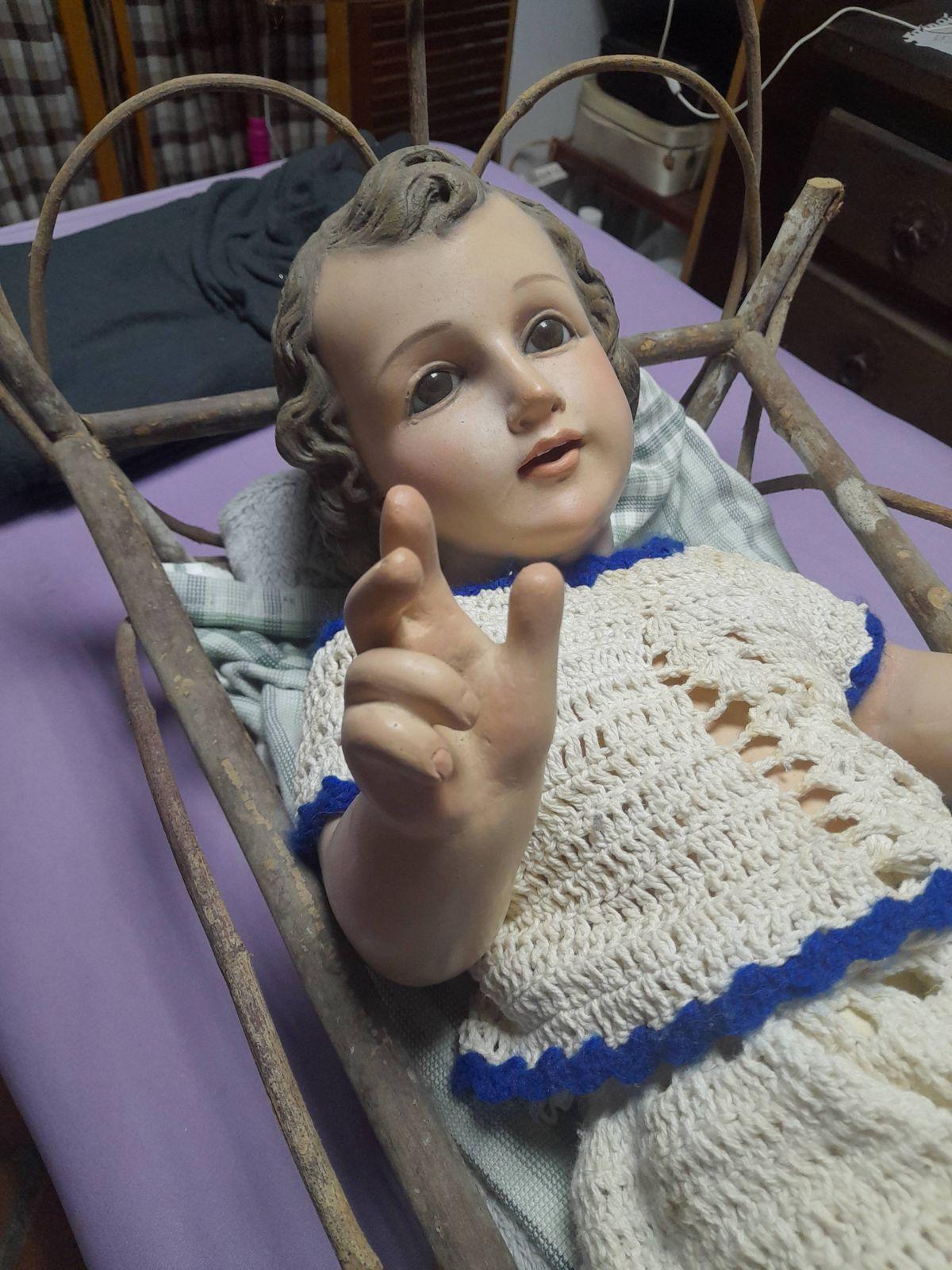 Figura de Niño Jesús en pesebre de ramas español original, restaurado, foto 2 de 4