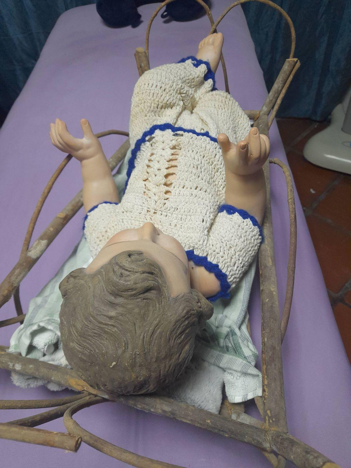 Figura de Niño Jesús en pesebre de ramas español original, restaurado, foto 4 de 4