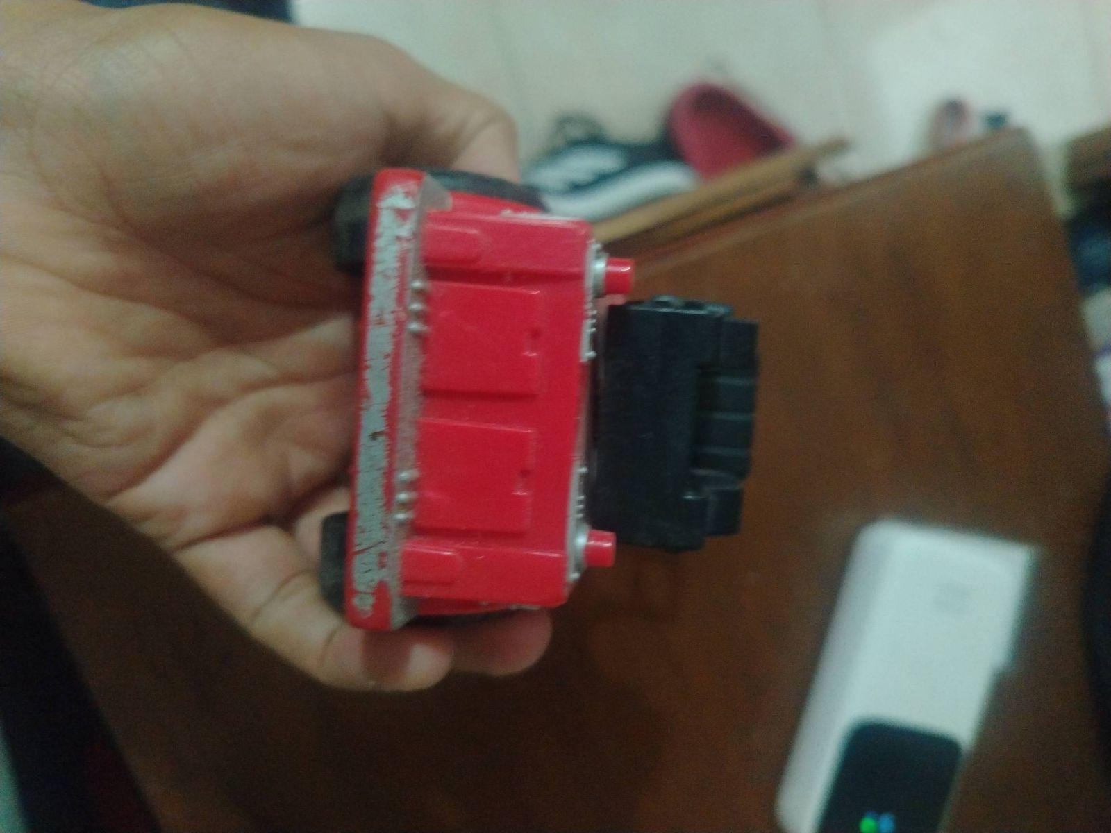 Camión de juguete rojo y negro, foto 2 de 7
