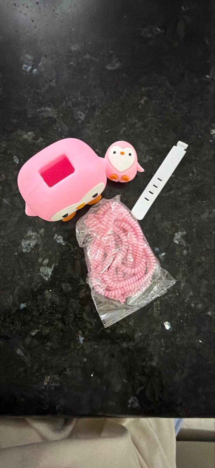 Protector para cargado y cable de IPhone con diseño se pingüino color rosado, foto 2 de 5