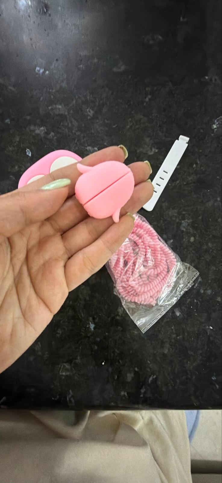 Protector para cargado y cable de IPhone con diseño se pingüino color rosado, foto 4 de 5