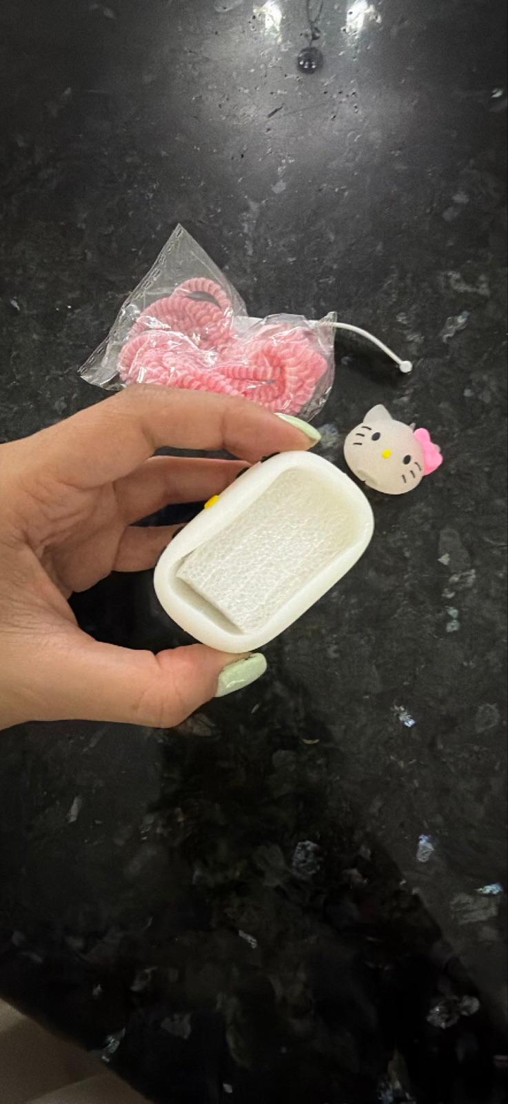 Estuche de silicona Hello Kitty para proteger cargador y cable de iPhone, foto 3 de 5