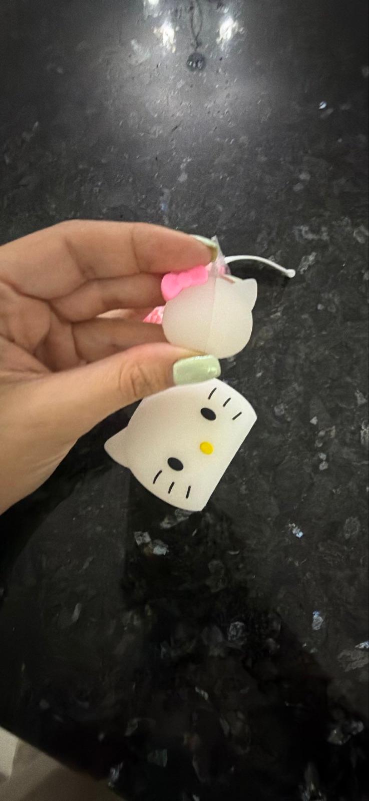 Estuche de silicona Hello Kitty para proteger cargador y cable de iPhone, foto 4 de 5