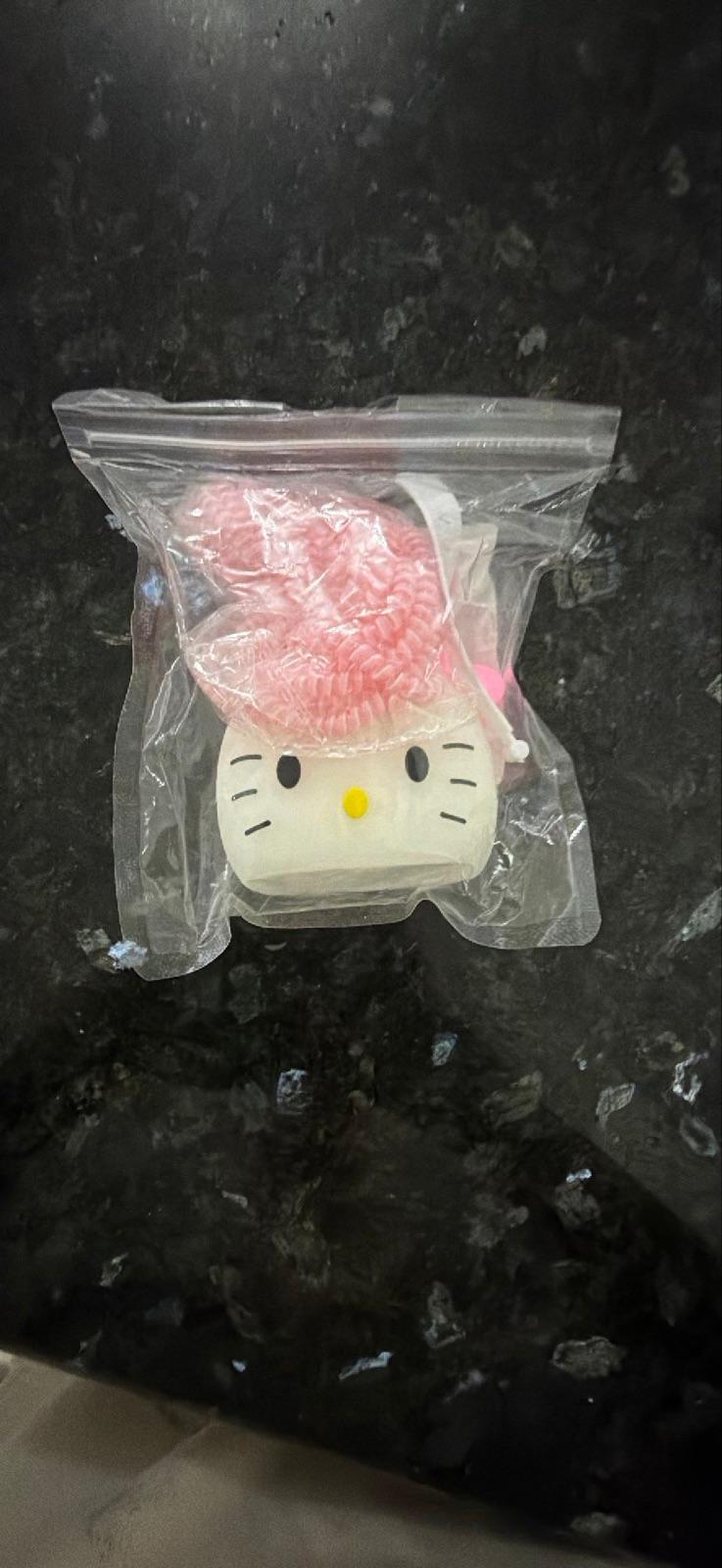 Estuche de silicona Hello Kitty para proteger cargador y cable de iPhone, foto 5 de 5