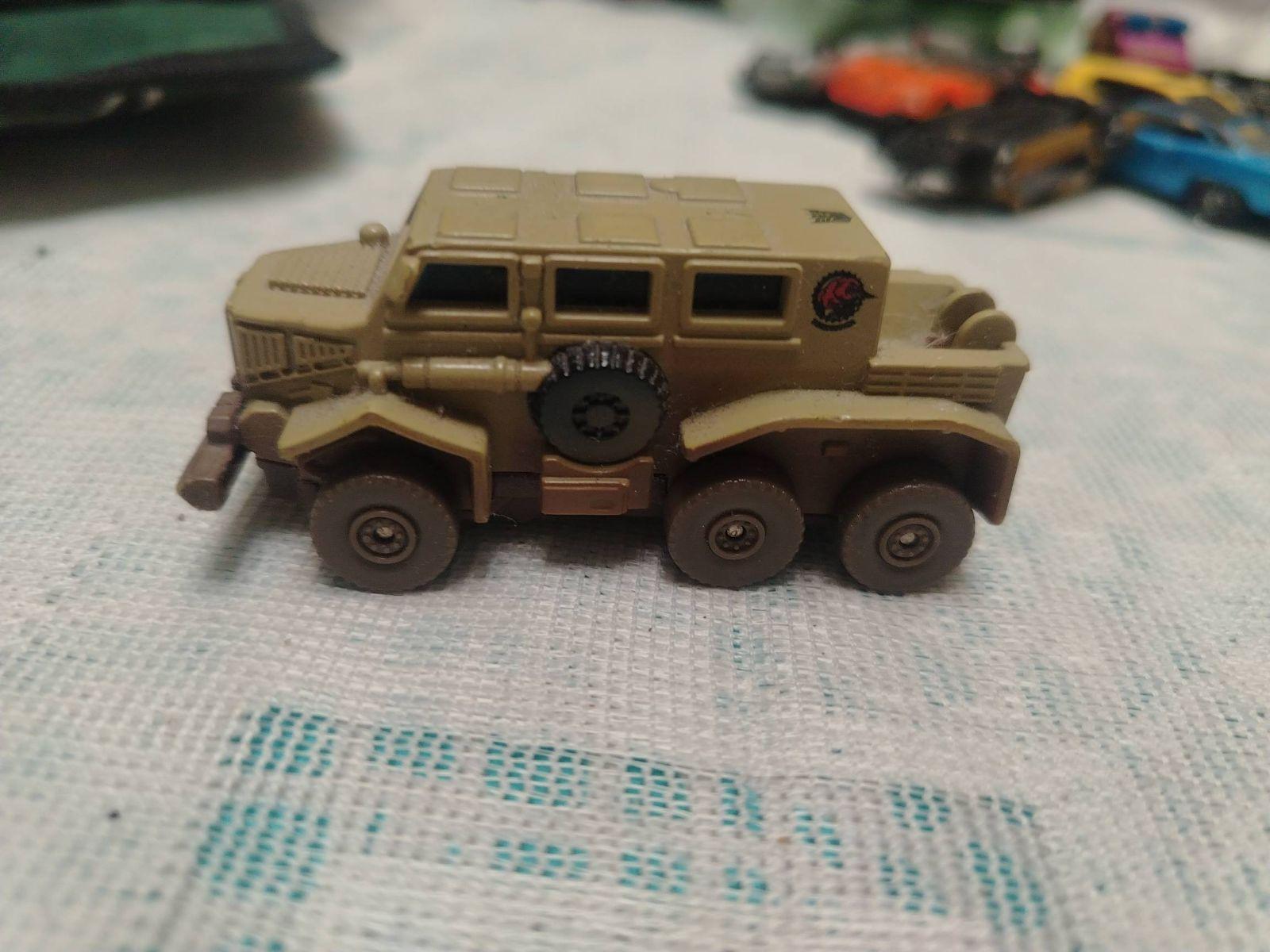 Carro militar de juguete miniatura, foto 2 de 2