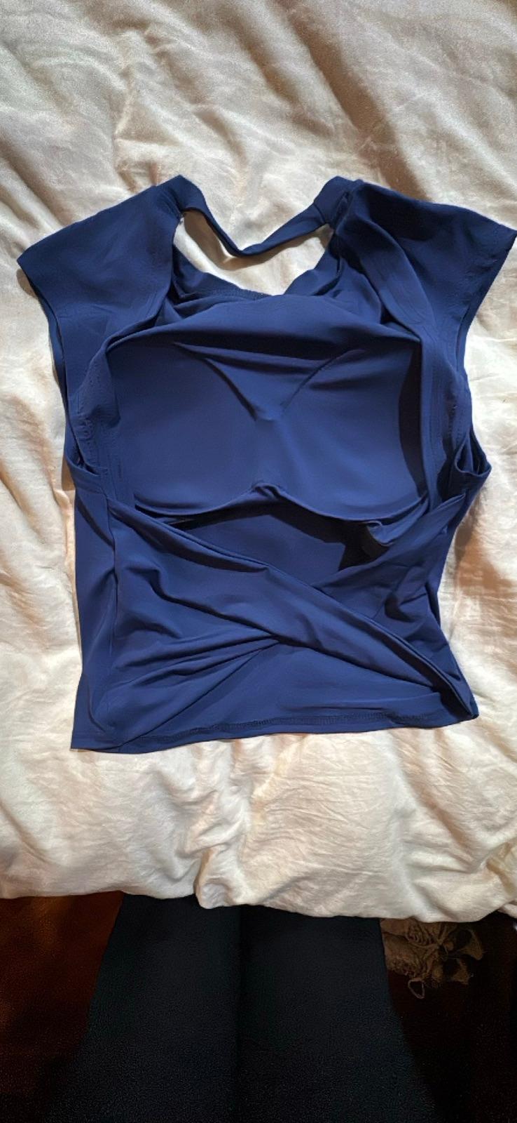 Top deportivo azul marino con copas, foto 2 de 2