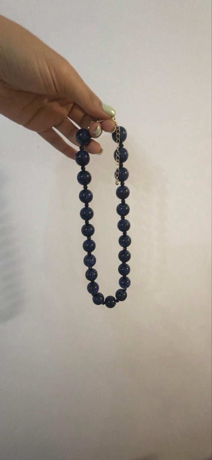 Collar chicle de cuencas azules marmoladas, foto 2 de 4