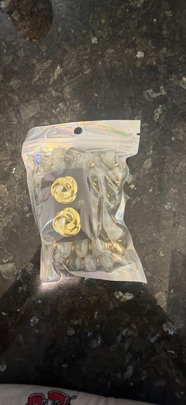 Juego de collar con cuentas y zarcillos dorados, foto 6 de 6