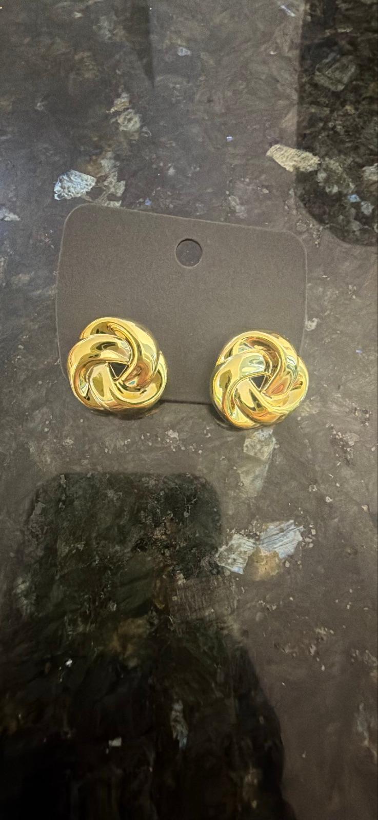 Juego de collar con cuentas y zarcillos dorados, foto 5 de 6