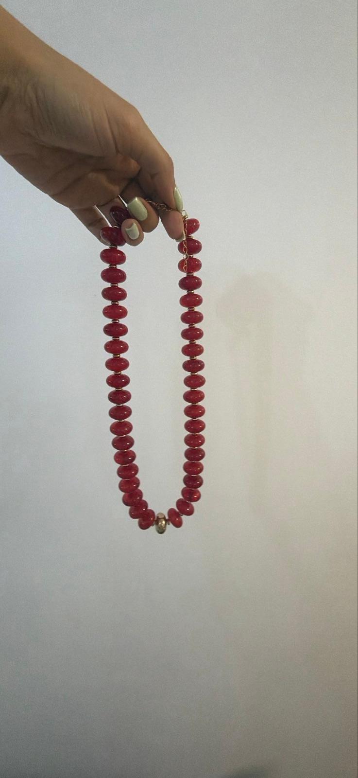Collar chicle rojo con argollas doradas, foto 4 de 5