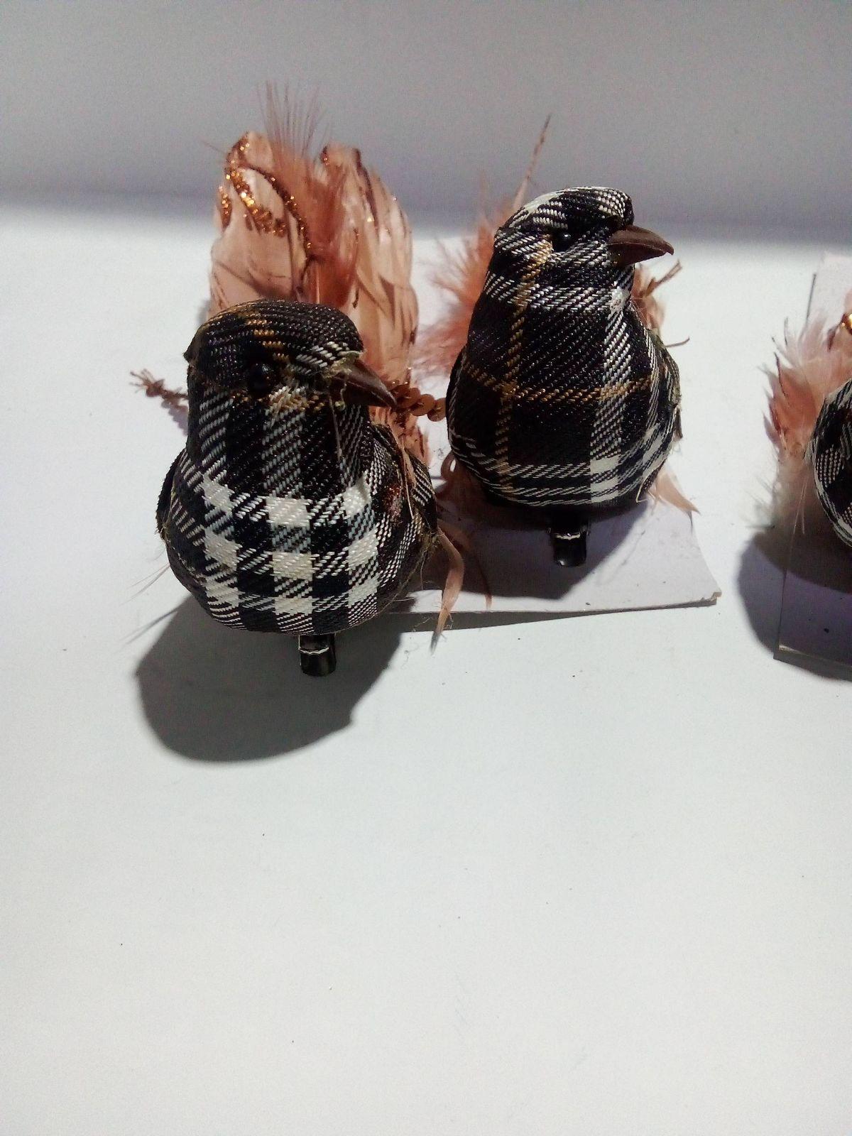 Adornos de pajaritos decorativos con plumas, foto 2 de 3