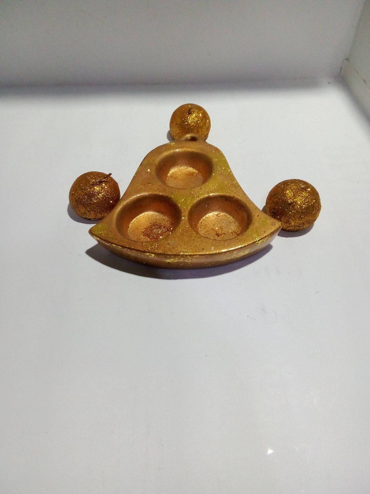 Portavelas Campana en dorado con velas decorativas, foto 3 de 3