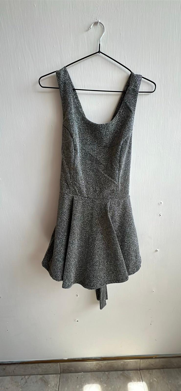 Vestido corto gris brillante con escote, foto 1 de 2