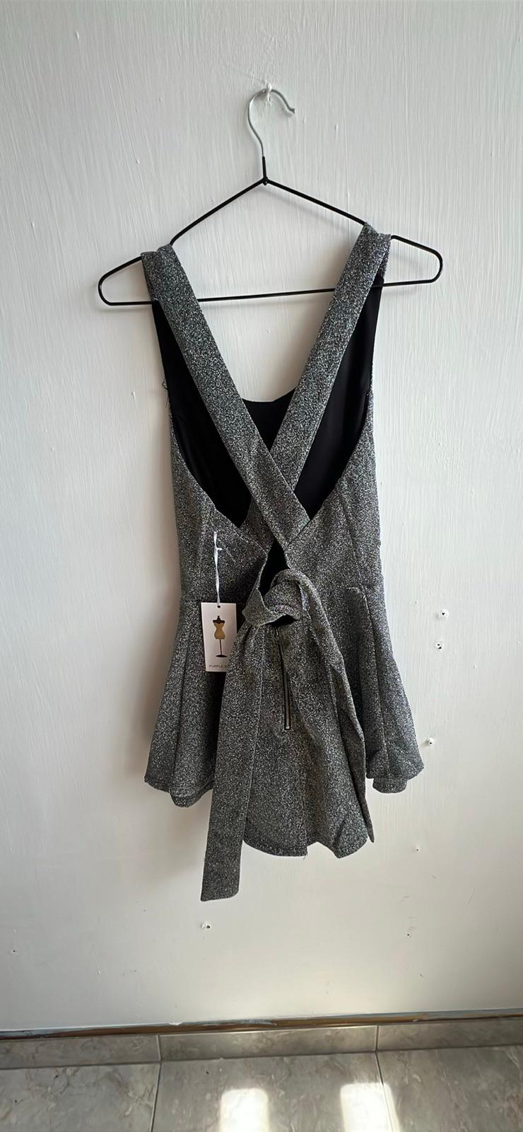 Vestido corto gris brillante con escote, foto 2 de 2